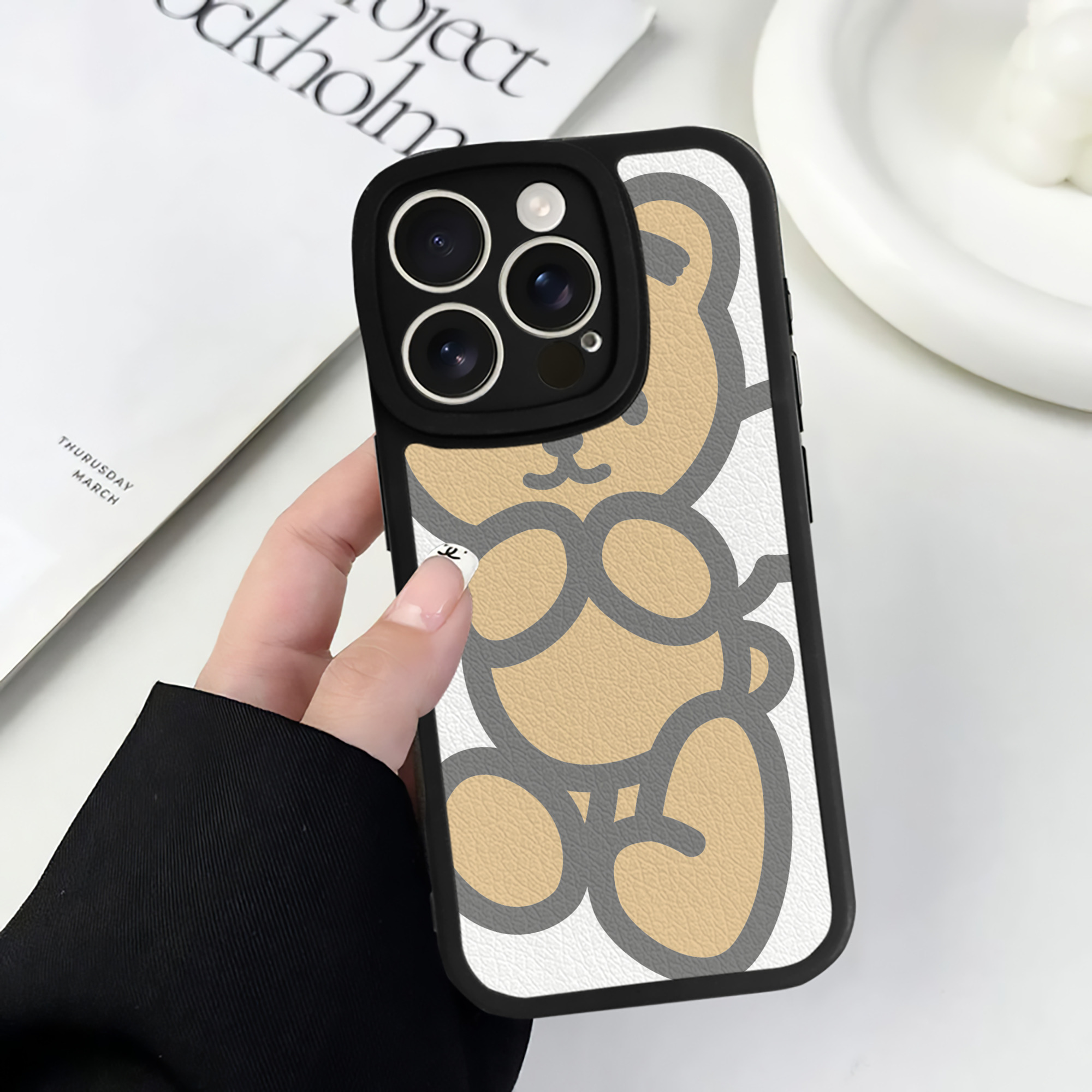 （画像用） Hello Kitty ハローキティ 【iPhone 16シリーズ対応】シリコンスマホケース（レザー調） 材質：シリコン